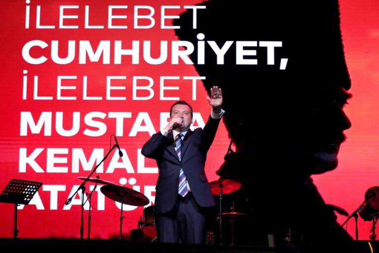 İlelebet Cumhuriyet! İlelebet Mustafa Kemal Atatürk!