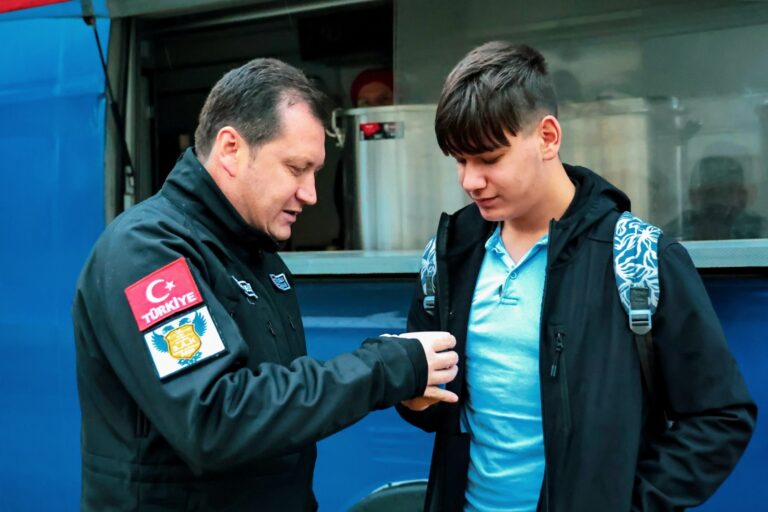 Silivri Belediyesi Lise Öğrencilerine Sıcak Çorba İkramına Başladı