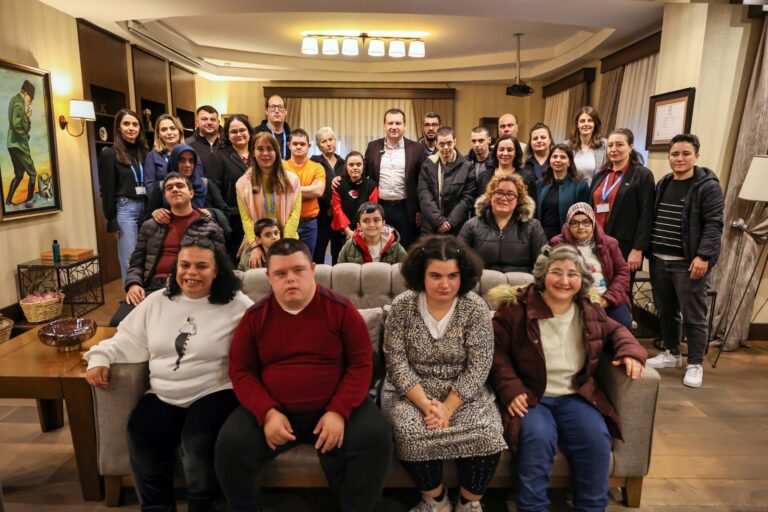 Başkan Balcıoğlu, Dünya Engelliler Günü’nde Özel Bireyleri Makamında Ağırladı