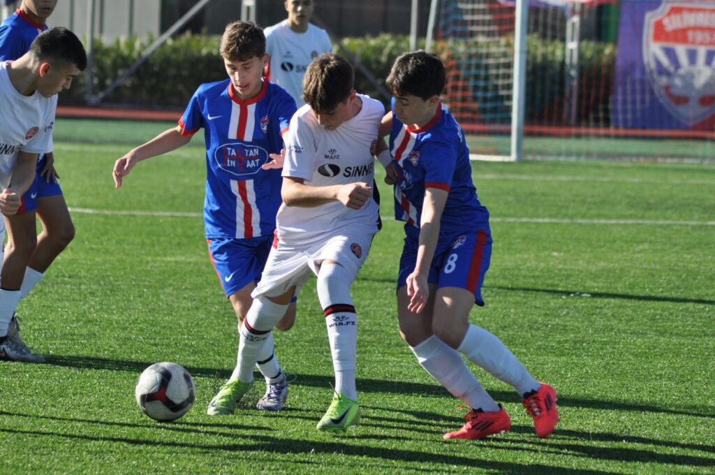SİLİVRİSPOR U15 RAKİBE DEĞİL DİREKLERE TAKILDI ( 0 -2 )