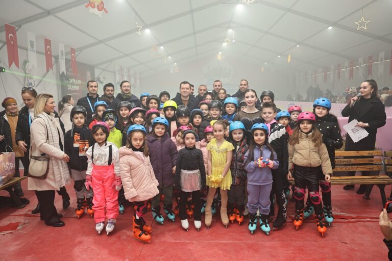 Başkan Balcıoğlu, Çocuklar için Ücretsiz Buz Pistinin Açılışını Gerçekleştirdi