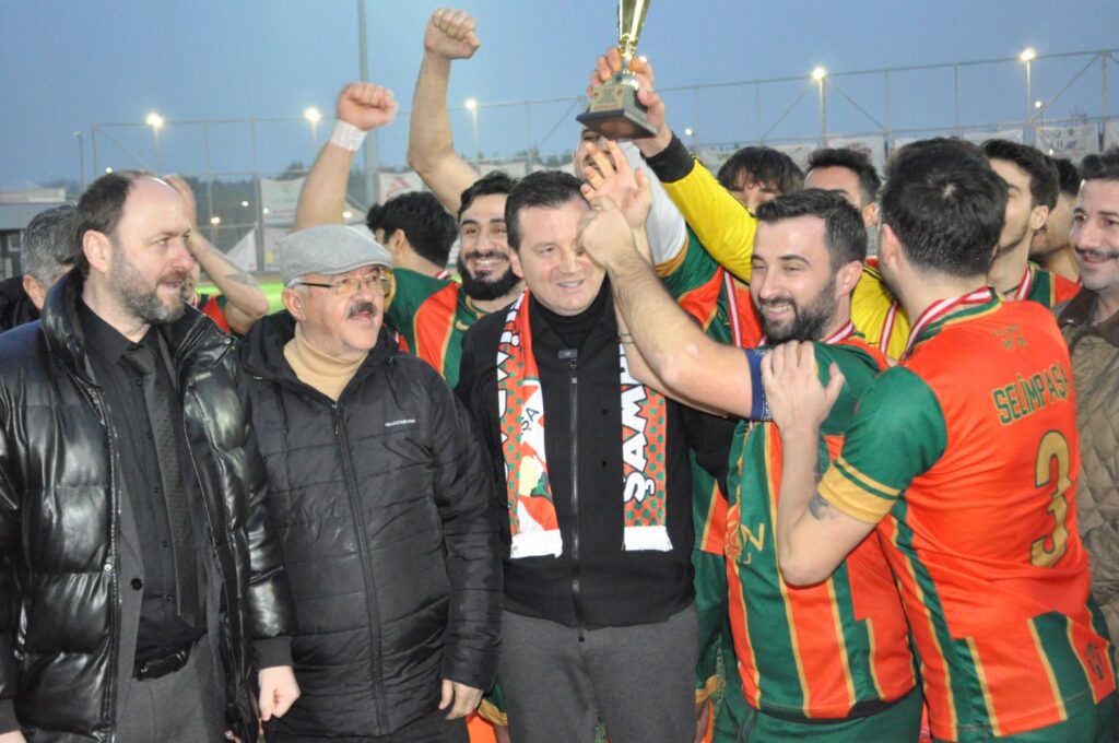 BAŞKAN BALCIOĞLU ŞAMPİYONUN KUPASINI ALKIŞLARLA VERDİ