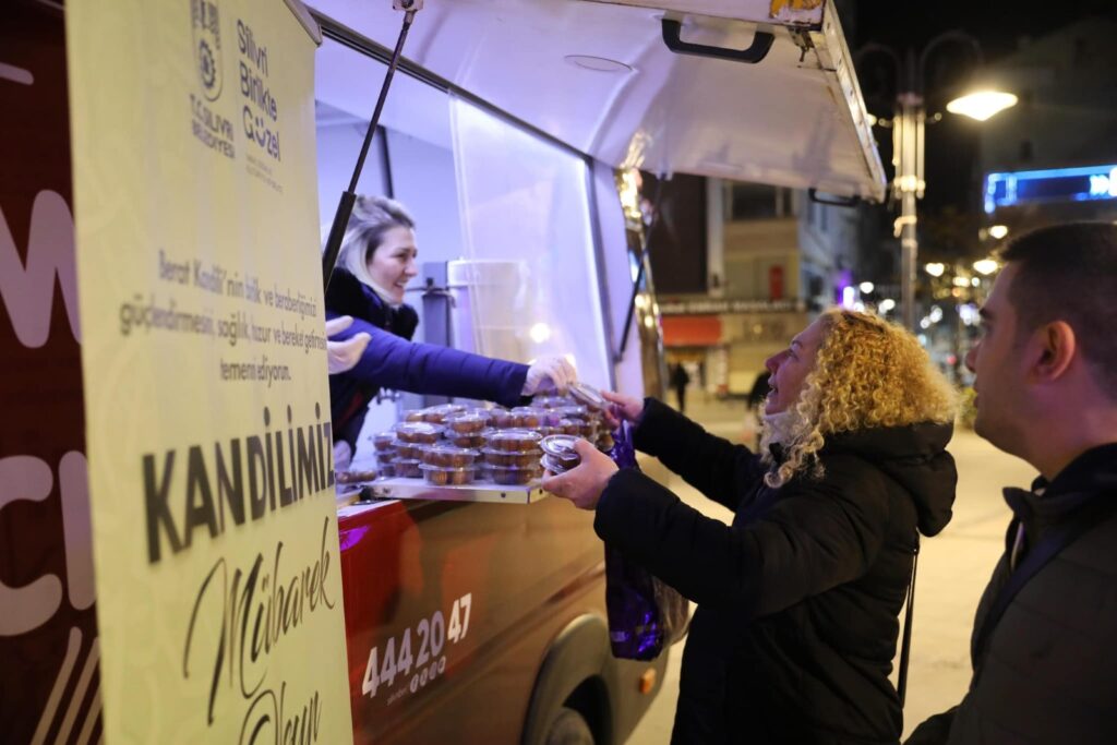 Silivri Belediyesi Berat Kandili’nde Lokma İkramında Bulundu