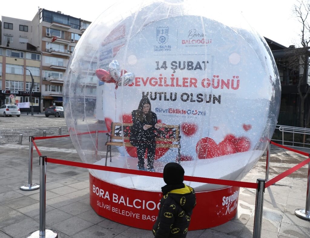 Silivri Sahili’ne “Sevgi Küresi” Yerleştirildi
