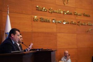 “MECLİSTE UCUZ KAHRAMANLIKLARA YER YOK!”