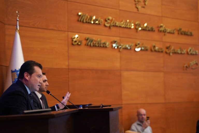 “MECLİSTE UCUZ KAHRAMANLIKLARA YER YOK!”