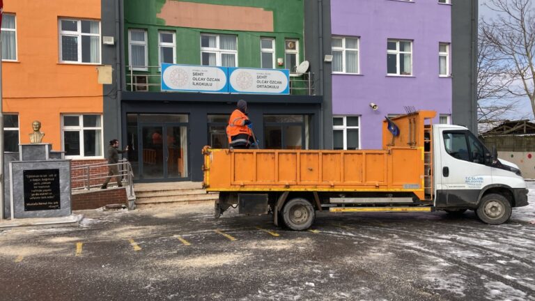 Silivri Belediyesi Ekipleri Kar ve Buzlanmaya Karşı Sahada