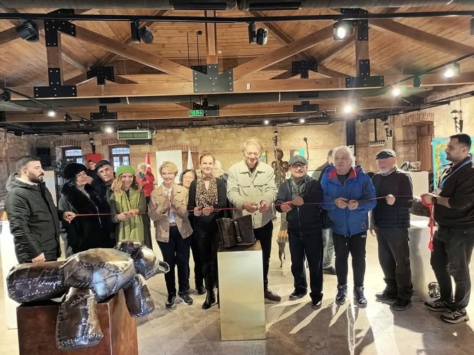 Silivri’de “Özgür Sanat” Sergisi Ziyarete Açıldı