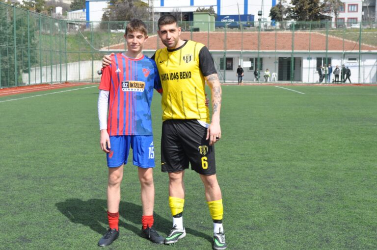 KARDEŞLER SAHADA RAKİP OLDU