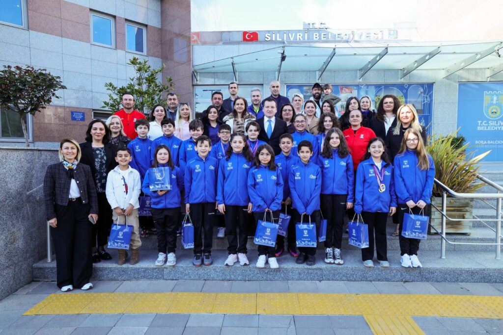 Paletli Yüzme Türkiye Şampiyonasında Dereceye Giren Sporcular Belediye Meclisinde Ödüllendirdi