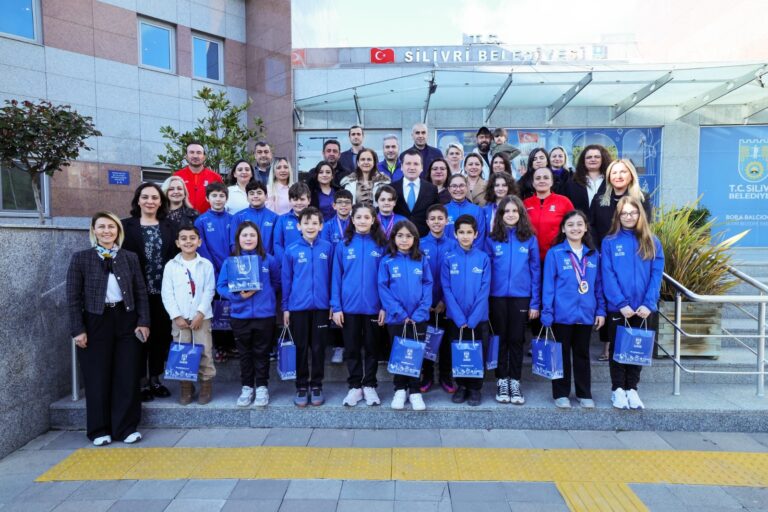 Paletli Yüzme Türkiye Şampiyonasında Dereceye Giren Sporcular Belediye Meclisinde Ödüllendirdi