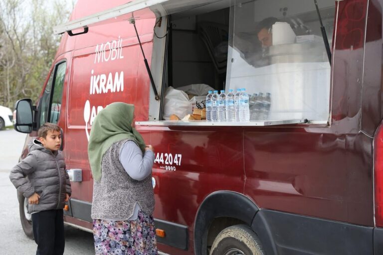 Silivri Belediyesi’nden Depremzedelere Sıcak Çorba Desteği
