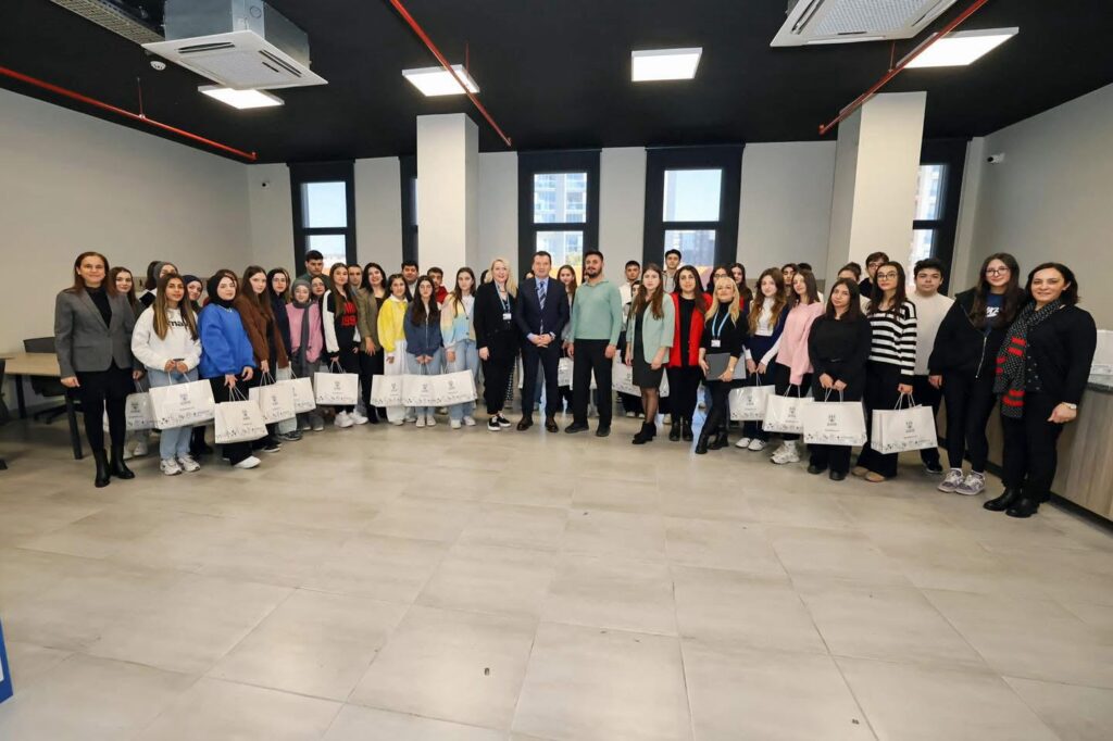 Silivri Belediyesi üniversiteye giden yolda gençleri yalnız bırakmıyor!