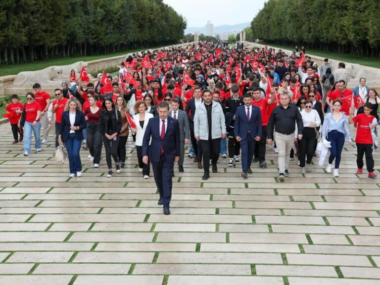 Fikrin, İlmin ve İrfanın Işığında İlerliyoruz!