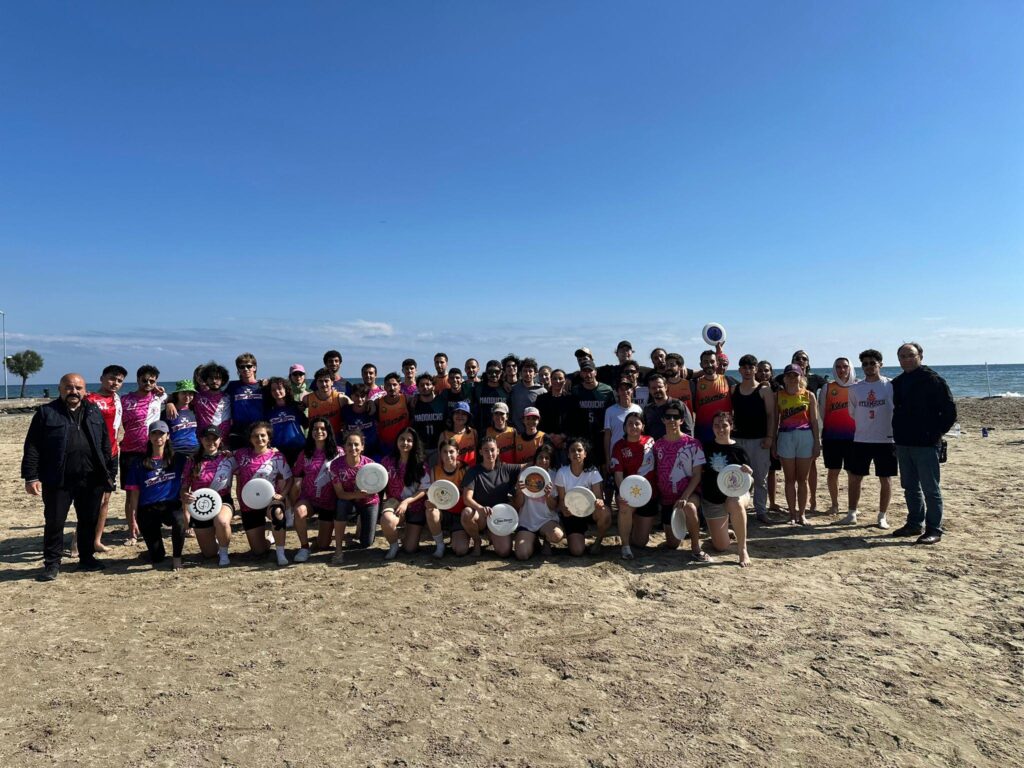 Gençler Firizbi ve Voleybol Alanında Yeteneklerini Sergiliyor