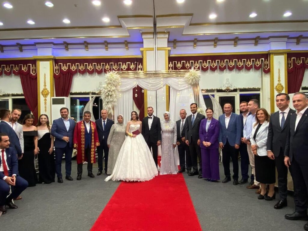 AK Parti Silivri İlçe Başkanı Sami Barlas, Mega Saray’da ki kızının düğününde , siyasetin önde gelen isimlerini misafir etti .