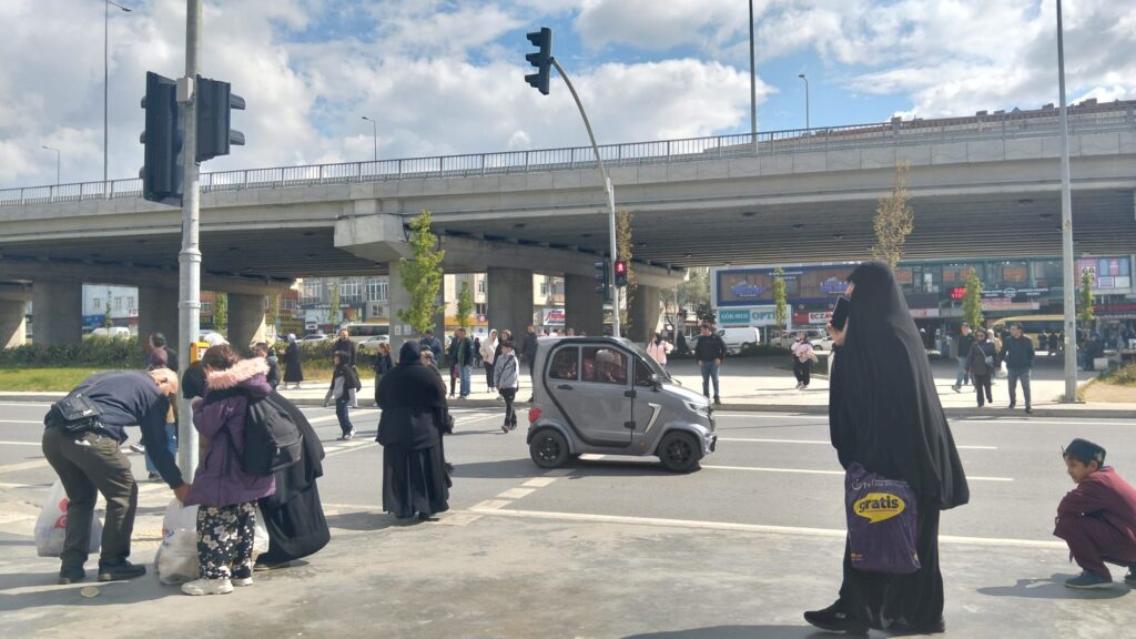 Silivri’de Tehlikeli Geçiş: Yayalar Kazaya Davetiye Çıkarıyor