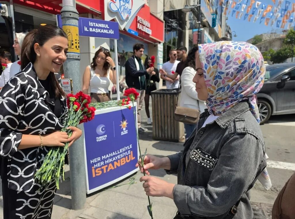 AK Parti Silivri’den Anneler Günü’nde Gönül Alan Ziyaret