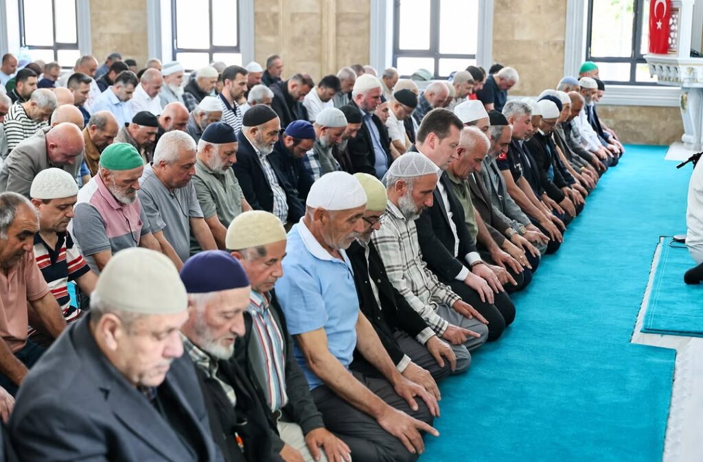 ALİBEY CAMİ YENİDEN İBADETE AÇILDI: İLK ÖĞLE NAMAZI KILINDI