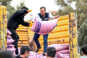 SİLİVRİ’MİZİN BEREKETLİ TOPRAKLARINI ALIN TERİYLE İŞLEYEN ÇİFTÇİLERİMİZE DESTEK OLMAYA DEVAM EDİYORUZ.