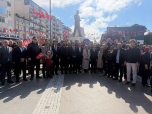 AK PARTİ CUMHURİYET BAYRAMI ÇELENK SUNMA TÖRENİ’NE TAM KADRO KATILDI