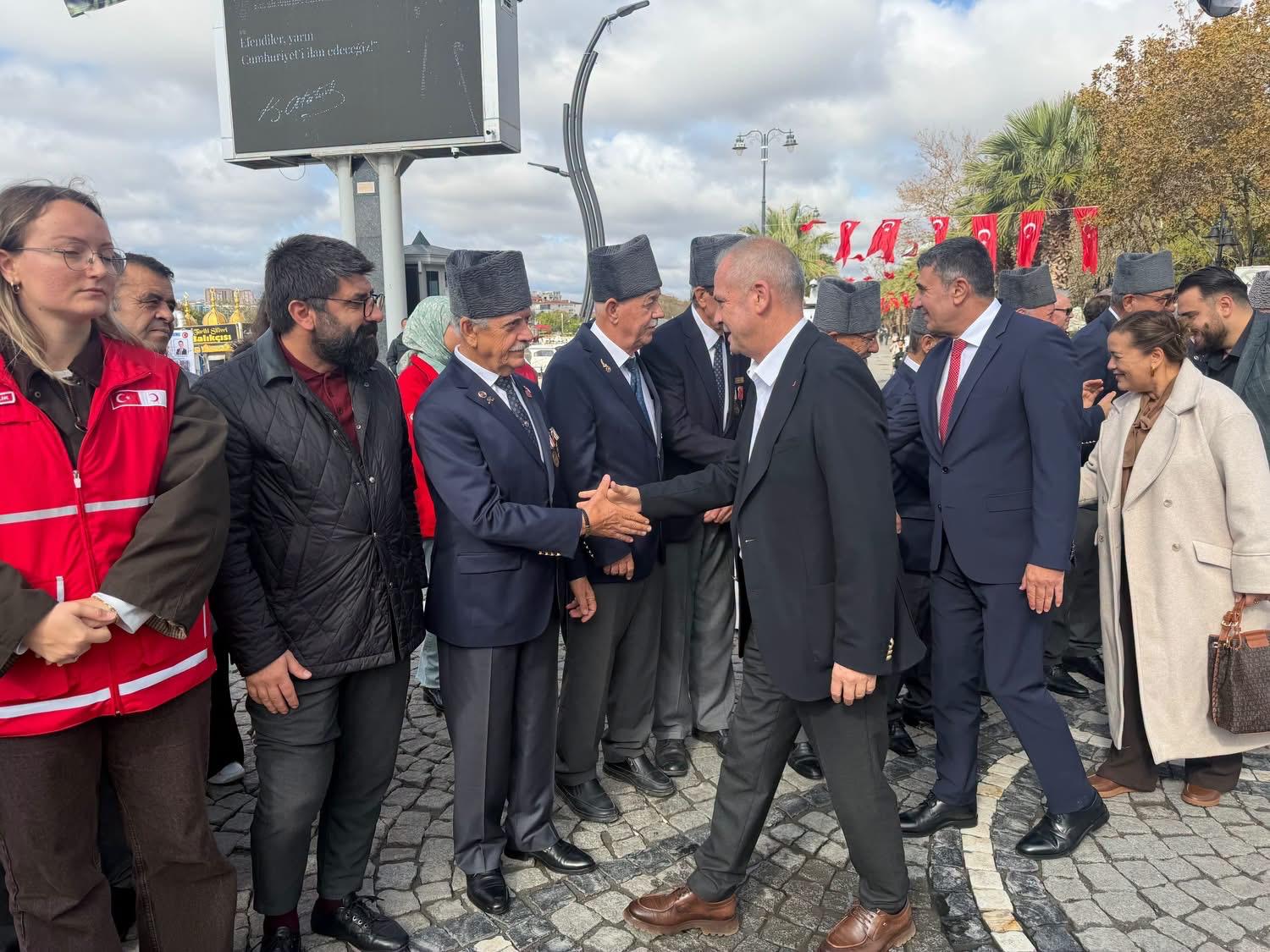 AK PARTİ CUMHURİYET BAYRAMI ÇELENK SUNMA TÖRENİ’NE TAM KADRO KATILDI